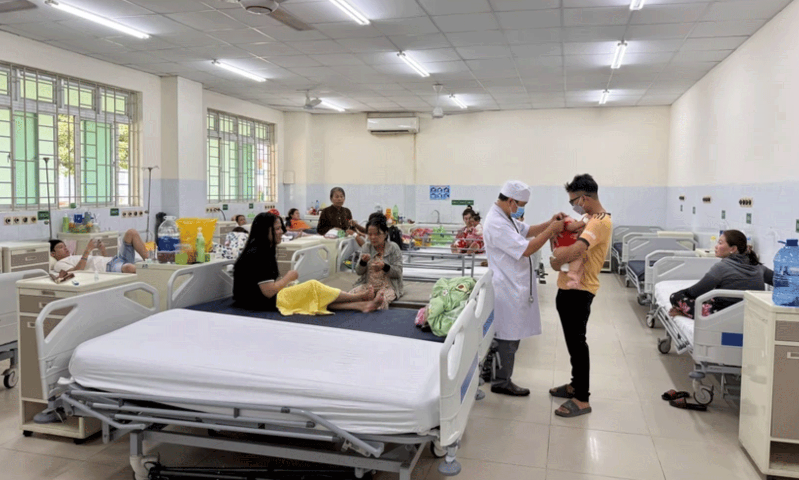 Bệnh nhi mắc sởi nhập viện điều trị tại Bệnh viện Nhi đồng Đồng Nai. (Ảnh: Lê Xuân/TTXVN)