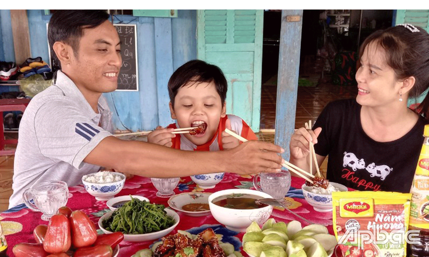 Gia đình anh Ngô Chế Linh và chị Võ Bích Châu, xã Đồng Sơn (huyện Gò Công Tây, tỉnh Tiền Giang) luôn cố gắng duy trì bữa cơm hằng ngày với đầy đủ các thành viên.