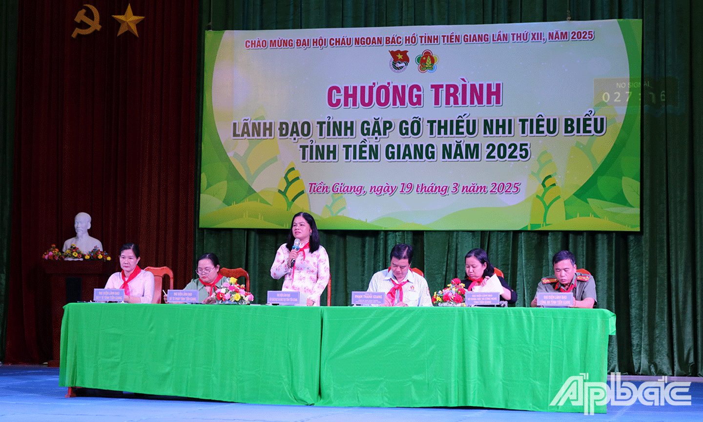 Phó Giám đốc Sở Giáo dục và Đào tạo tỉnh Tiền Giang Huỳnh Thị Phượng trả lời câu hỏi của các em học sinh