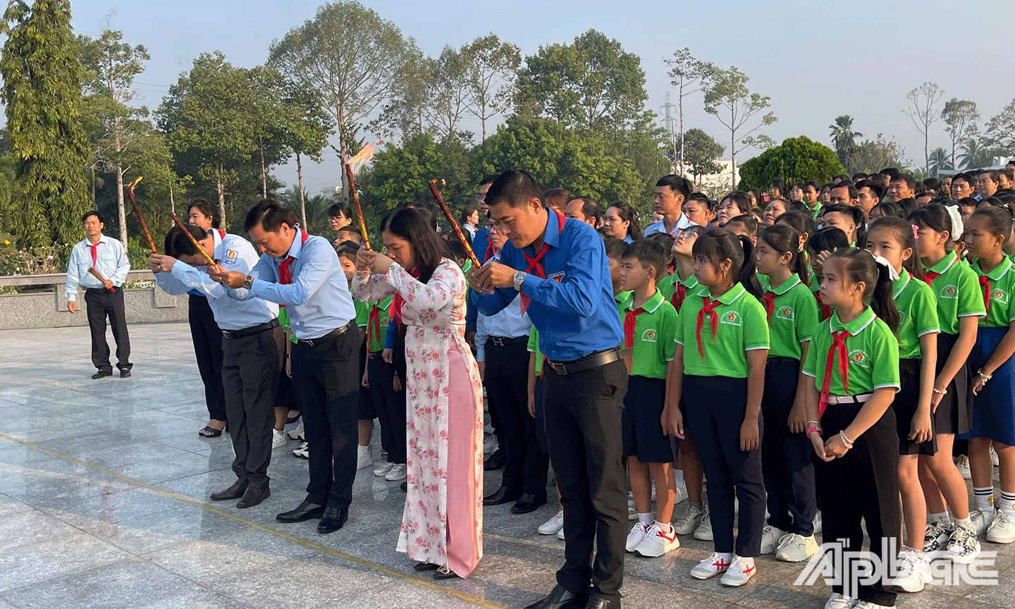 Đại biểu cùng các em thiếu nhi viếng nghĩa trang liệt sĩ tỉnh Tiền Giang