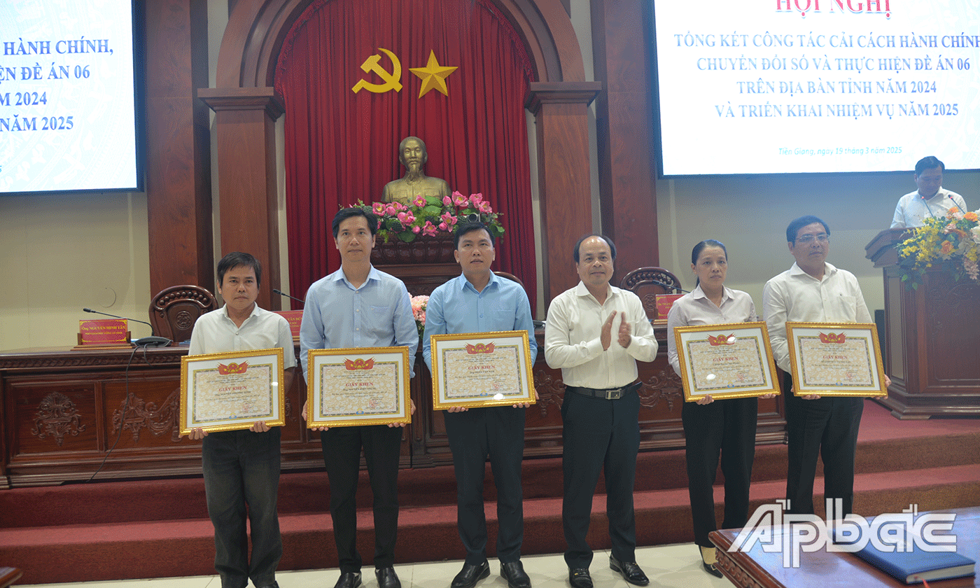 Khen thưởng Cuộc thi tìm hiểu công tác CCHC năm 2024.