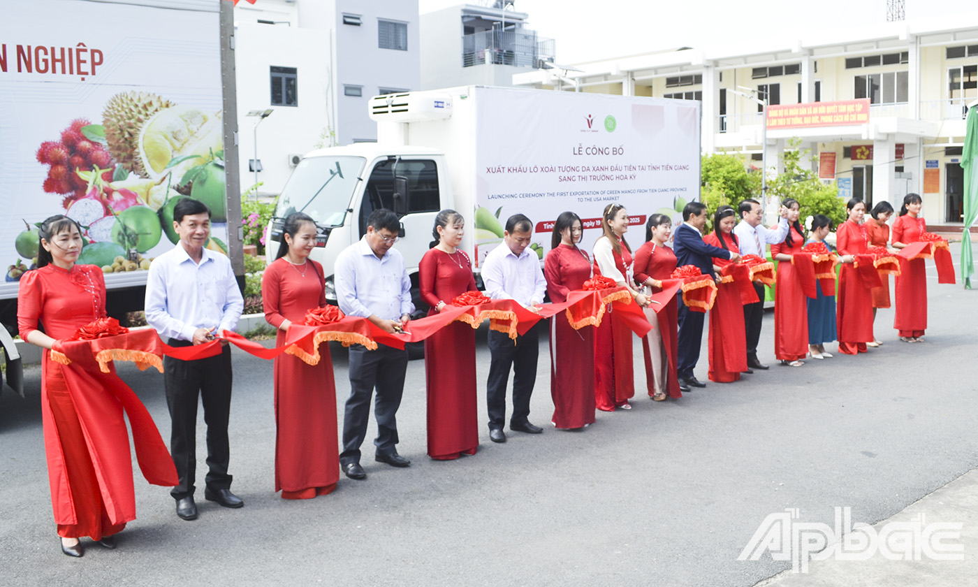 Nghi thức cắt băng khởi hành xuất khẩu lô xoài tượng da xanh đầu tiên tại tỉnh Tiền Giang sang thị trường Hoa Kỳ.