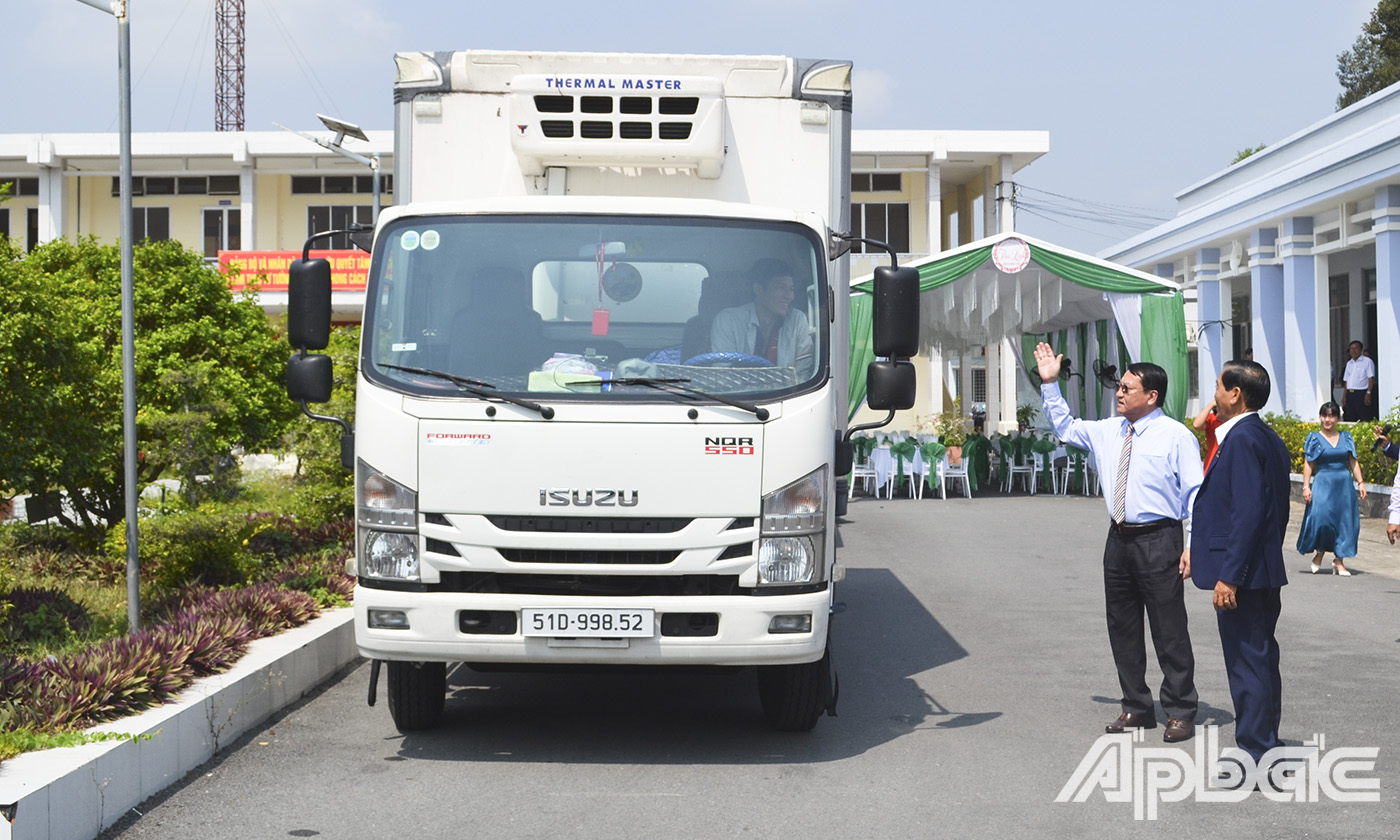 Đồng chí Phạm Văn Trọng ra lệnh xuất phát và chúc chuyến xe khởi hành thành công.