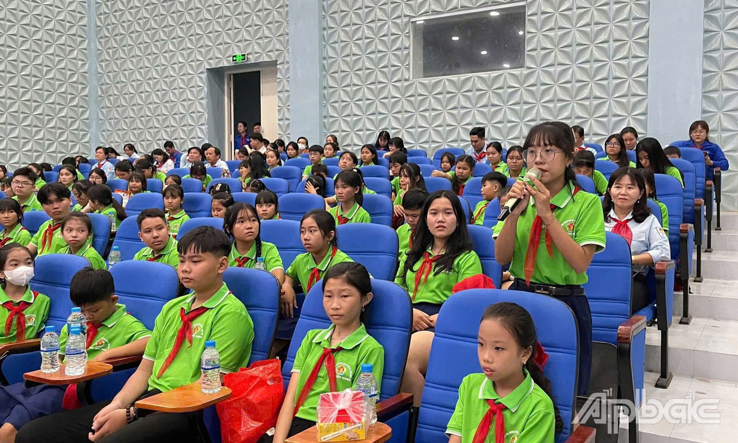 Các em thiếu nhi trình bày ý kiến đến lãnh đạo tỉnh tại buổi gặp gỡ.