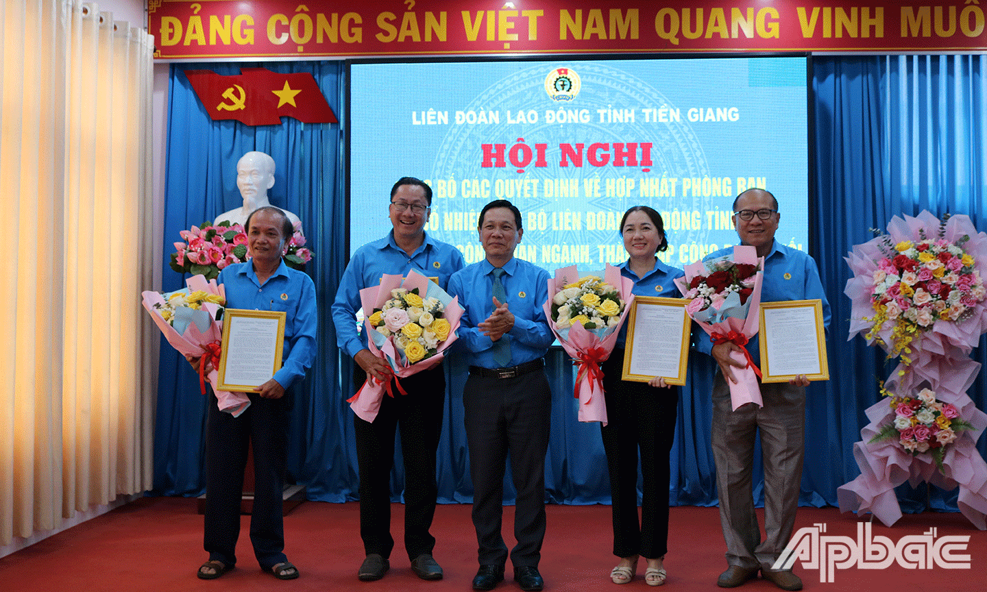 Chủ tịch Liên đoàn Lao động tỉnh Tiền Giang Lê Minh Hùng  trao Quyết định giải thể các Công đoàn ngành