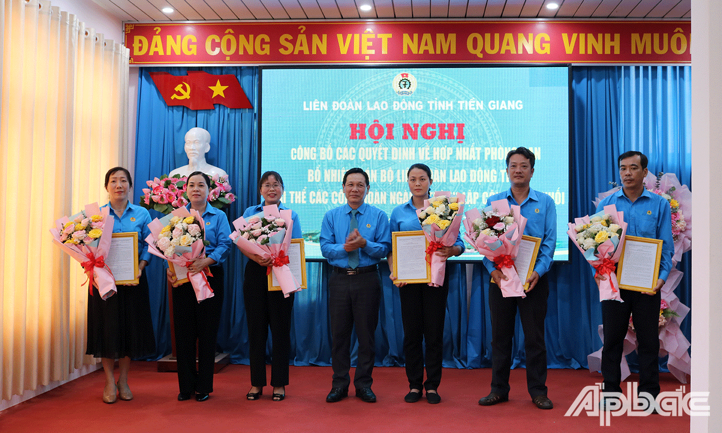 Trao các Quyết định hợp nhất Ban, điều động và bổ nhiệm cán bộ 
