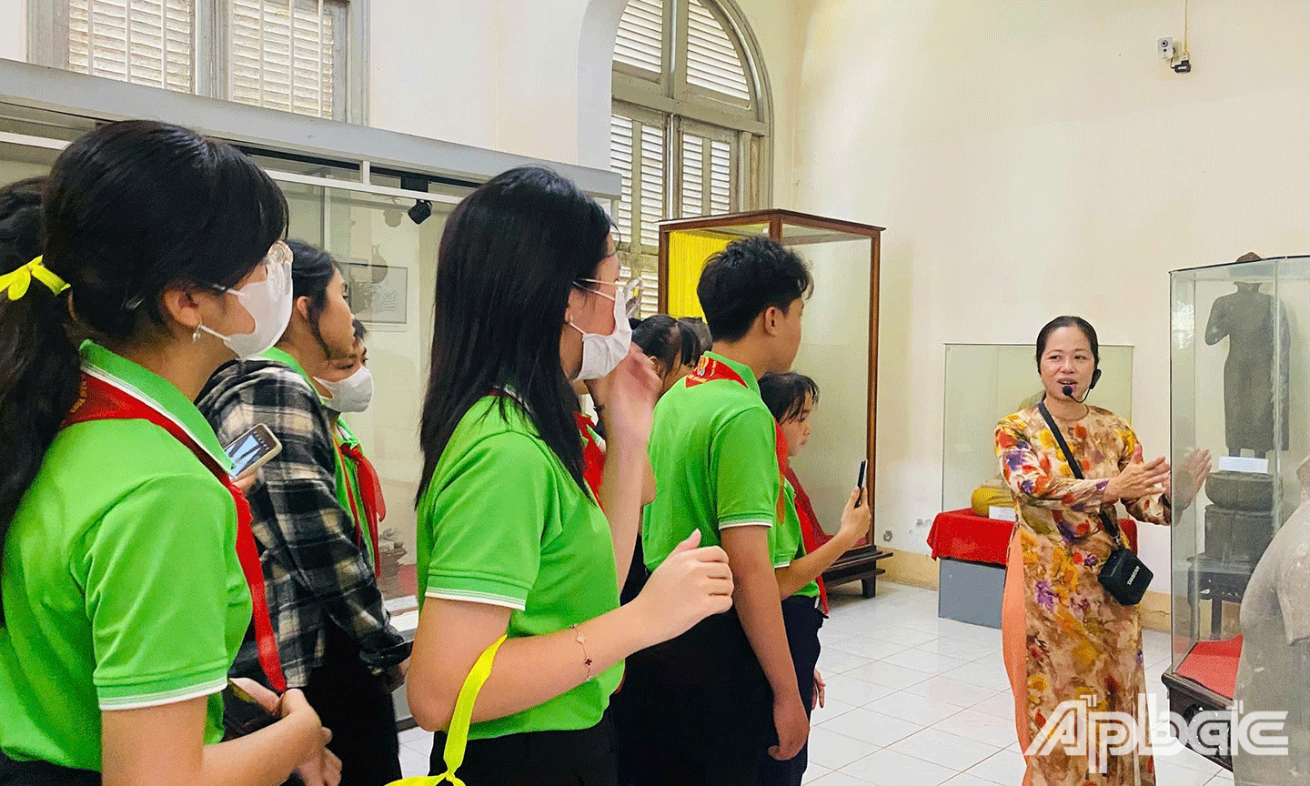 Thiếu nhi tham quan Bảo tàng tỉnh Tiền Giang 