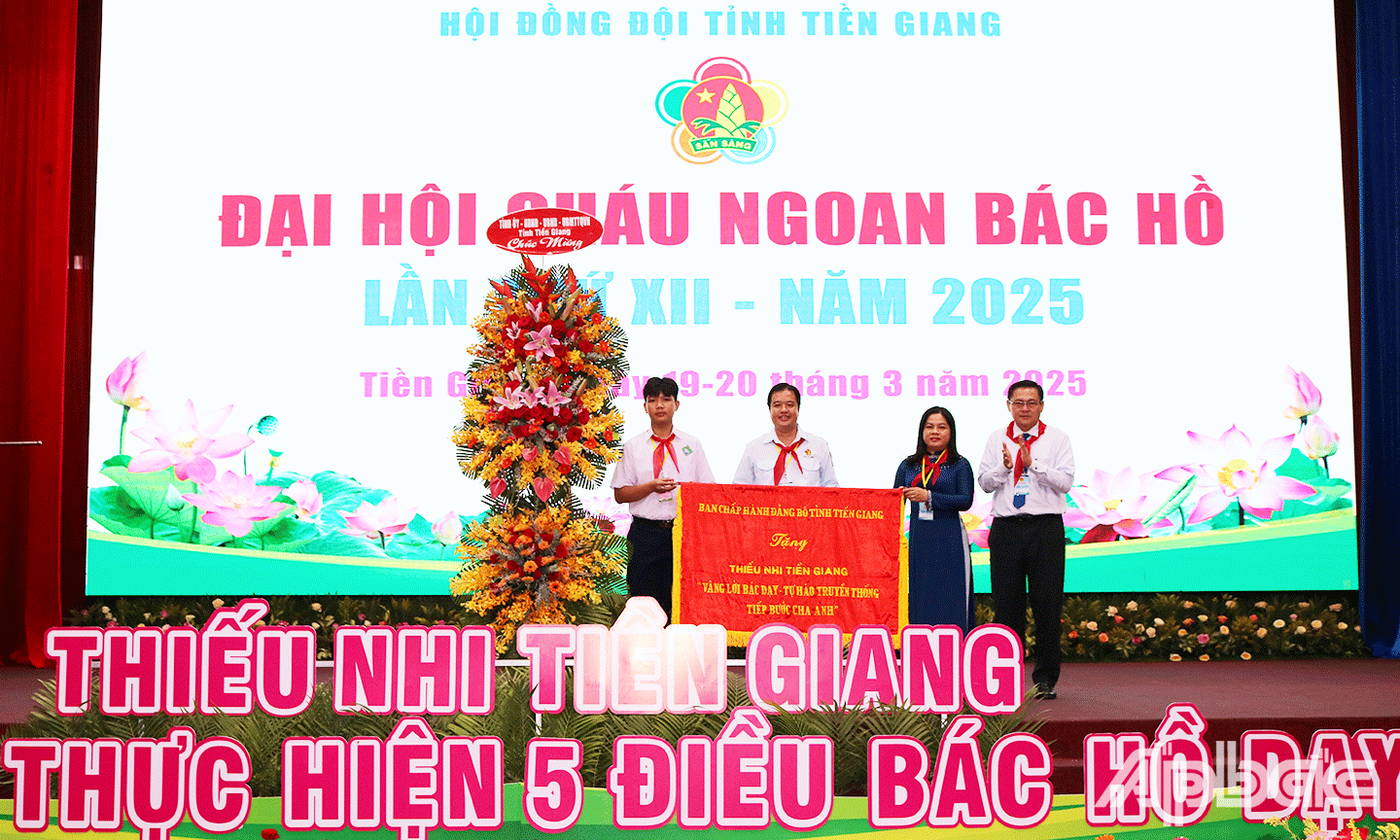 Ban Chấp hành Đảng bộ tỉnh Tiền Giang cũng trao tặng bức trướng với nội dung 