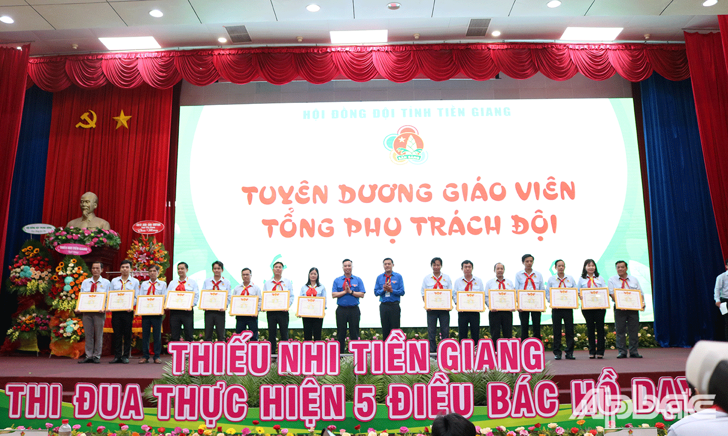 Hội đồng Đội tỉnh Tiền Giang trao 29 giấy khen cho các thầy, cô có thành tích Hoàn thành xuất sắc nhiệm vụ Công tác Đội và phong trào thiếu nhi tỉnh Tiền Giang giai đoạn 2019 – 2025. 