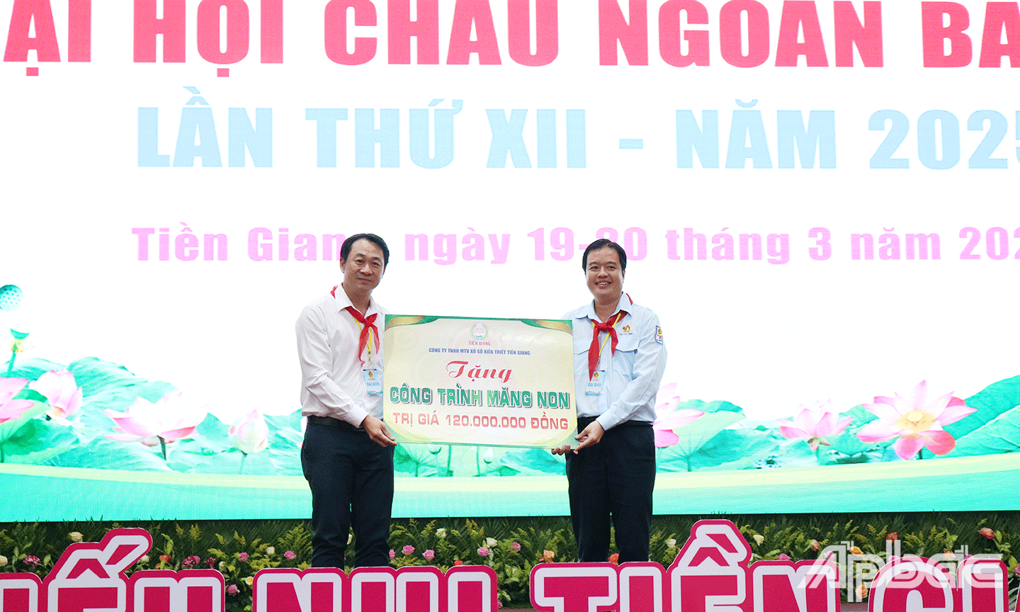 Ban Giám đốc Công ty TNHH MTV Xổ số kiến thiết Tiền Giang tặng Công trình măng non trị giá 120 triệu đồng cho Hội đồng Đội tỉnh Tiền Giang