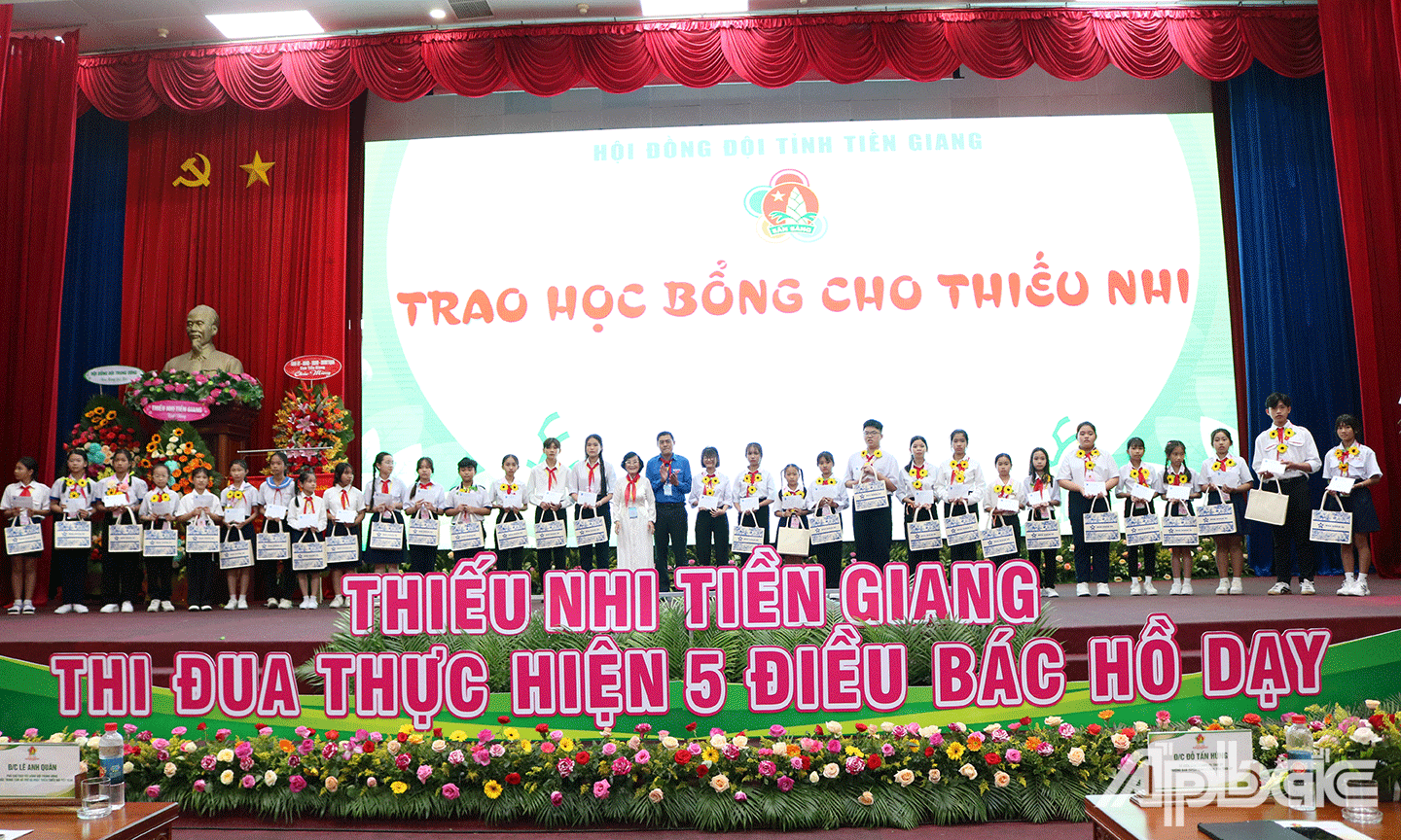 Ban Tổ chức vận động tặng 30 suất học bổng (1 triệu đồng/suất) cho các em học sinh vượt khó học tốt, mỗi suất trị giá 1 triệu đồng.
