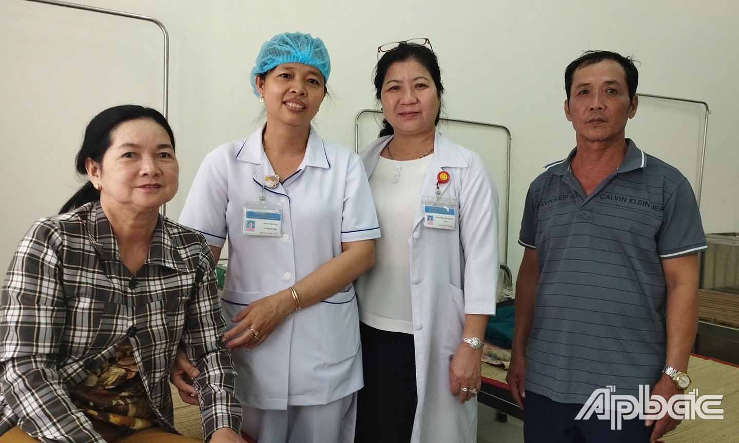Niềm vui của Điều dưỡng Phạm Thị Ngọt (thứ hai từ trái sang) cùng với đồng nghiệp khi cấp cứu thành công cho bà Nguyễn Thị Nhẫn (bìa trái).