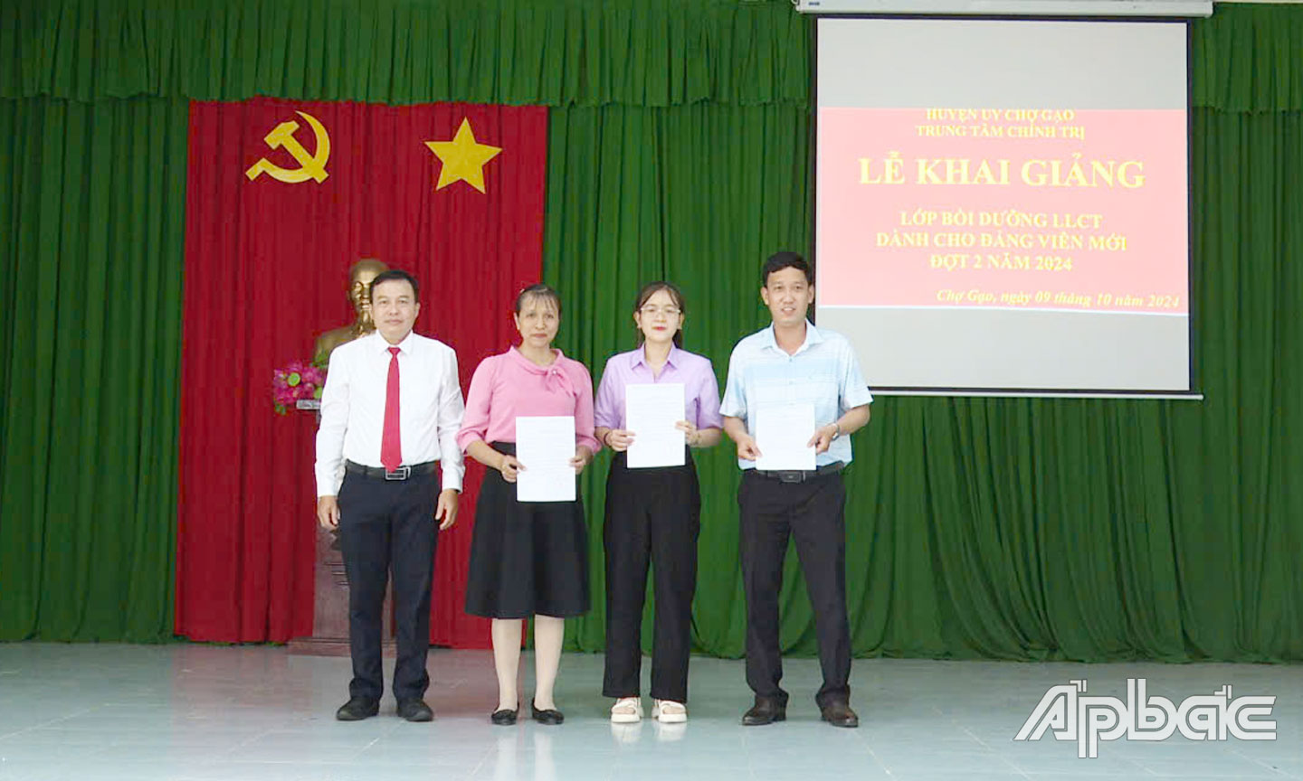 Trao Giấy chứng nhận lớp Bồi dưỡng lý luận chính trị cho đảng viên mới tại Trung tâm Chính trị huyện Chợ Gạo năm 2024.