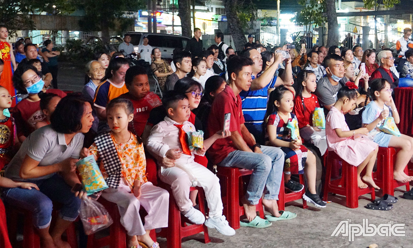 Các tiết mục biểu diễn ảo thuật thu hút đông đảo trẻ em. 