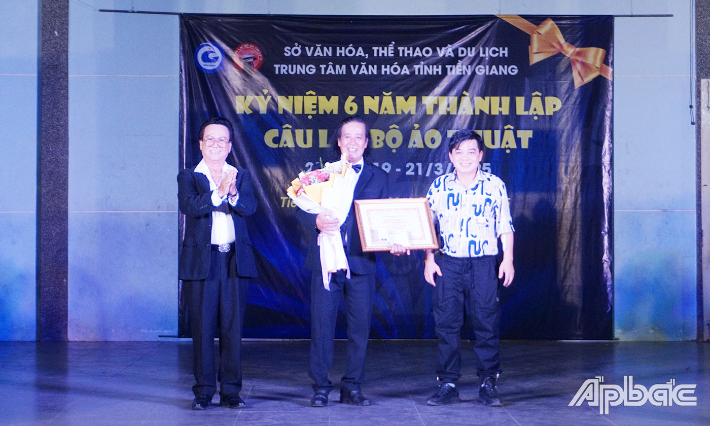 Nghệ sĩ Ảo thuật Đoàn Minh Quang Chủ nhiệm CLB Ảo thuật Trung tâm Văn hoá tỉnh Tiền Giang vinh dự nhận Bằng Khen của Liên Chi Hội Xiếc Việt Nam. 