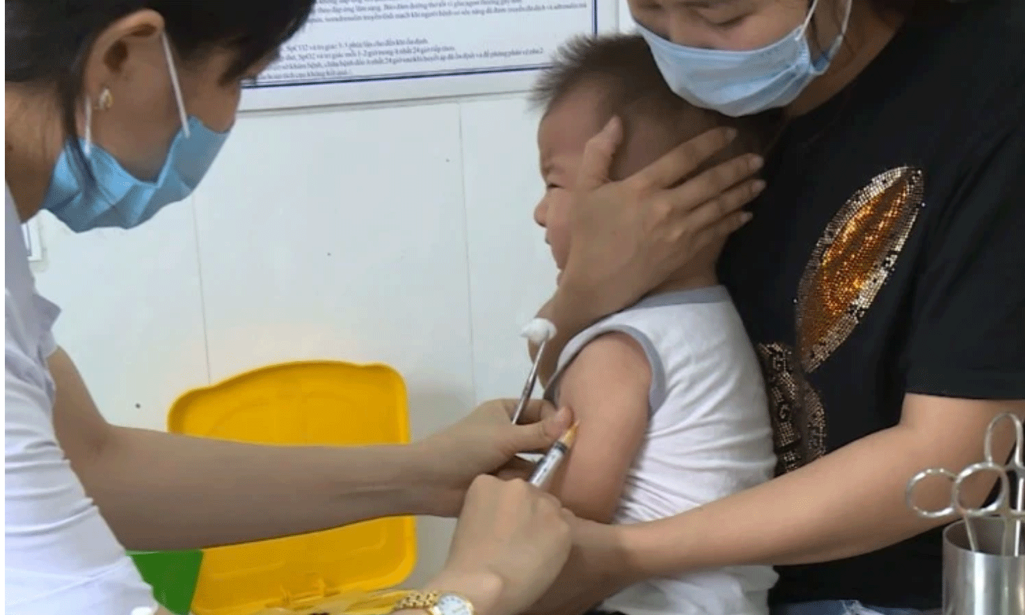 Tiêm vaccine phòng sởi tại Trung tâm Y tế quận Hoàn Kiếm, TP Hà Nội.