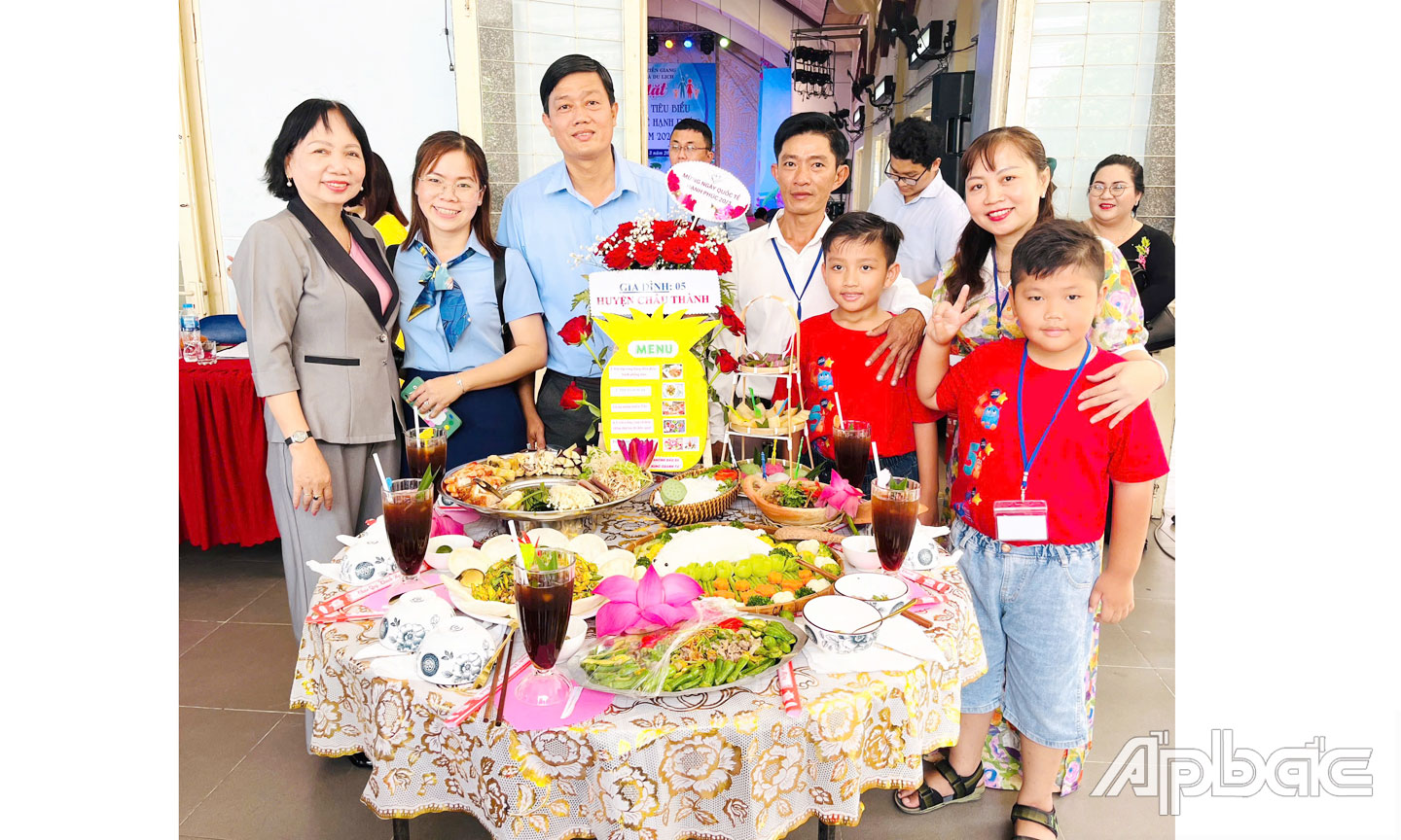 Gia đình văn hóa tiêu biểu huyện Châu Thành tham gia Hội thi nấu ăn “Bữa cơm sum vầy” nhân Ngày Quốc tế Hạnh Phúc do Ban Chỉ đạo phong trào tỉnh tổ chức. Ảnh: NGÂN GIANG