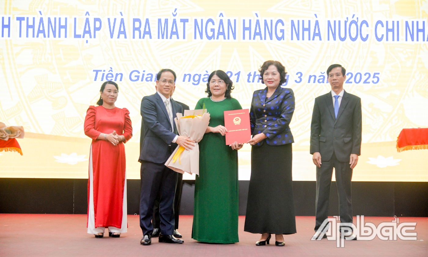 Thống đốc Ngân hàng Nhà nước Việt Nam Nguyễn Thị Hồng trao Quyết định điều động, bổ nhiệm bà Nguyễn Thị Đậm, Giám đốc NHNN Chi nhánh tỉnh Tiền Giang giữ chức vụ Phó Giám đốc NHNN Chi nhánh Khu vực 13.