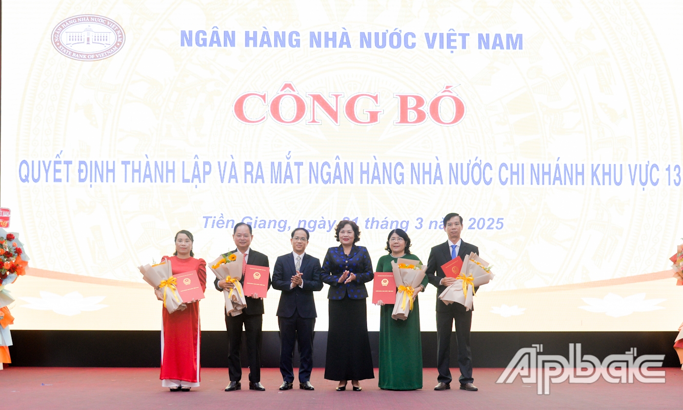 Thống đốc Ngân hàng Nhà nước Việt Nam Nguyễn Thị Hồng trao Quyết định điều động, bổ nhiệm các Phó Giám đốc NHNN Chi nhánh Khu vực 13. và Giám đốc NHNN Chi nhánh Khu vực 13 Phạm Minh Tú tặng hoa chúc mừng.