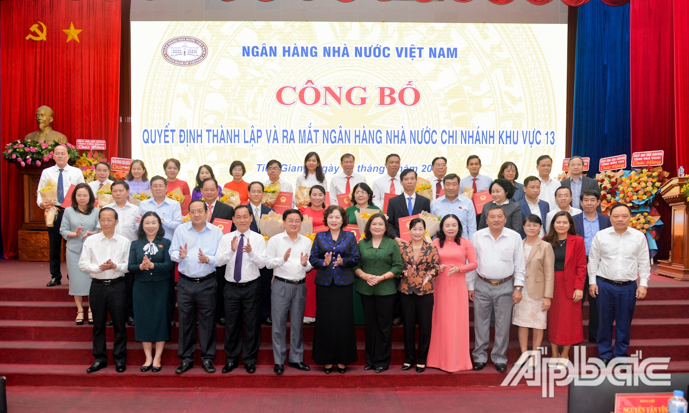 Lãnh đạo Ngân hàng Nhà nước Việt Nam và các tỉnh trong Khu vực 13 chụp ảnh lưu niệm với lãnh đạo chủ chốt NHNN Chi nhánh Khu vực 13.