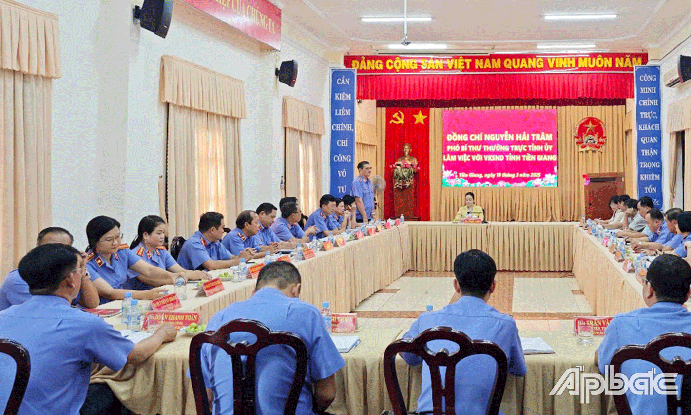 Đ/c Nguyễn Văn Hòa - Tỉnh ủy viên, Bí thư Đảng ủy, Viện trưởng VKSND tỉnh Tiền Giang phát biểu tiếp thu ý kiến chỉ đạo của đồng chí Phó Bí thư thường trực Tỉnh ủy Tiền Giang
