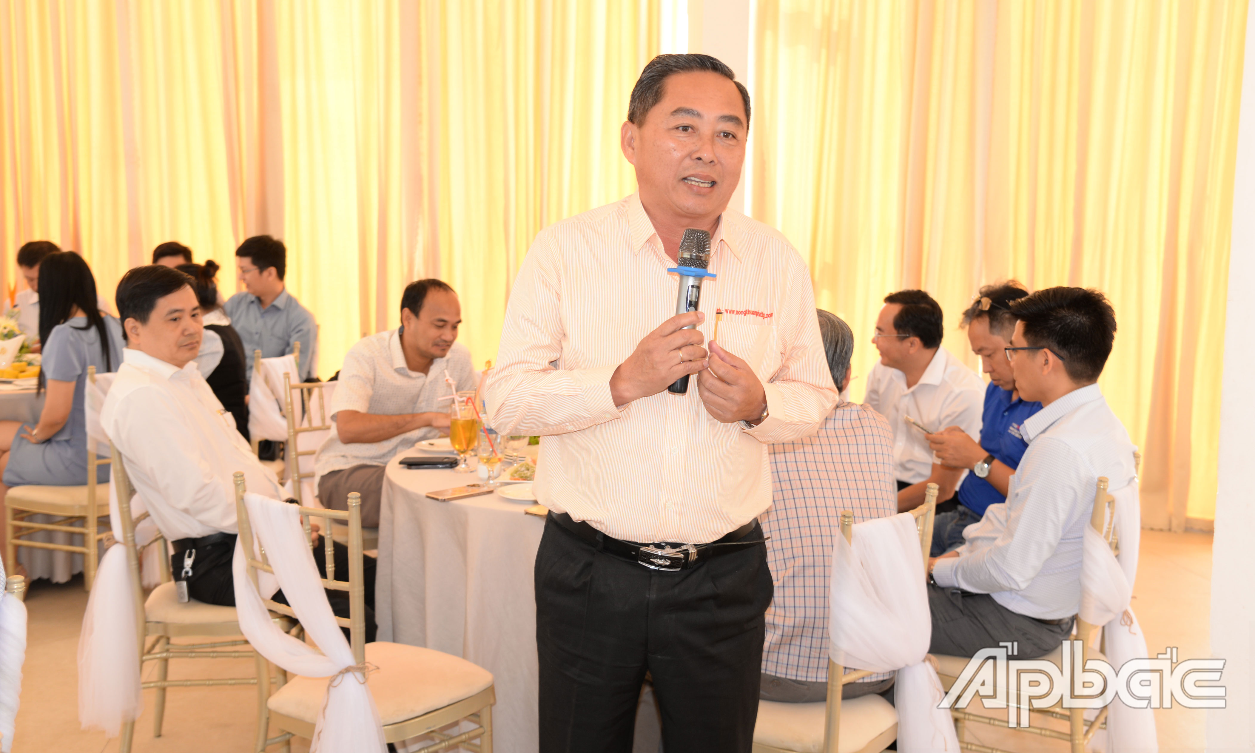 Các DN phát biểu ý kiến tại buổi Cà phê doanh nhân.