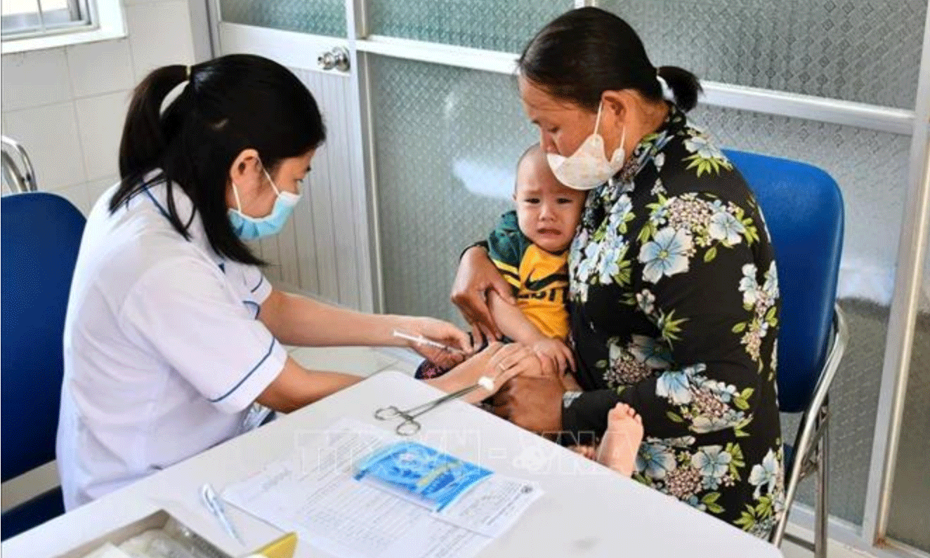 Tiêm vaccine phòng sởi cho trẻ tại xã Hòa Long, thành phố Bà Rịa, tỉnh Bà Rịa - Vũng Tàu. Ảnh: Hoàng Nhị/TTXVN