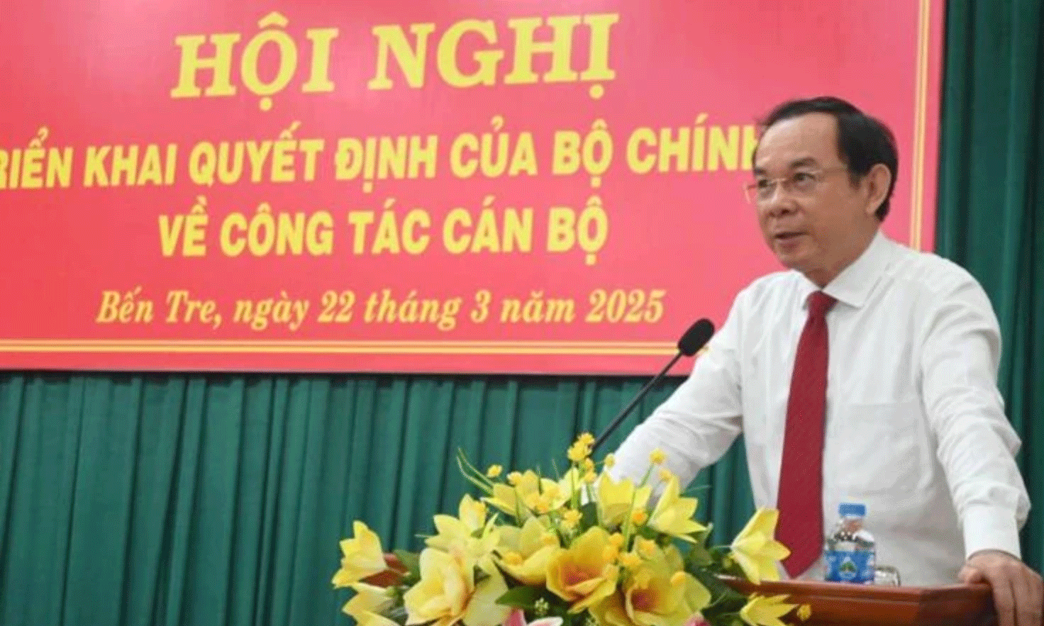 Đồng chí Nguyễn Văn Nên phát biểu giao nhiệm vụ cho đồng chí Hồ Thị Hoàng Yến. (Ảnh: HOÀNG TRUNG)