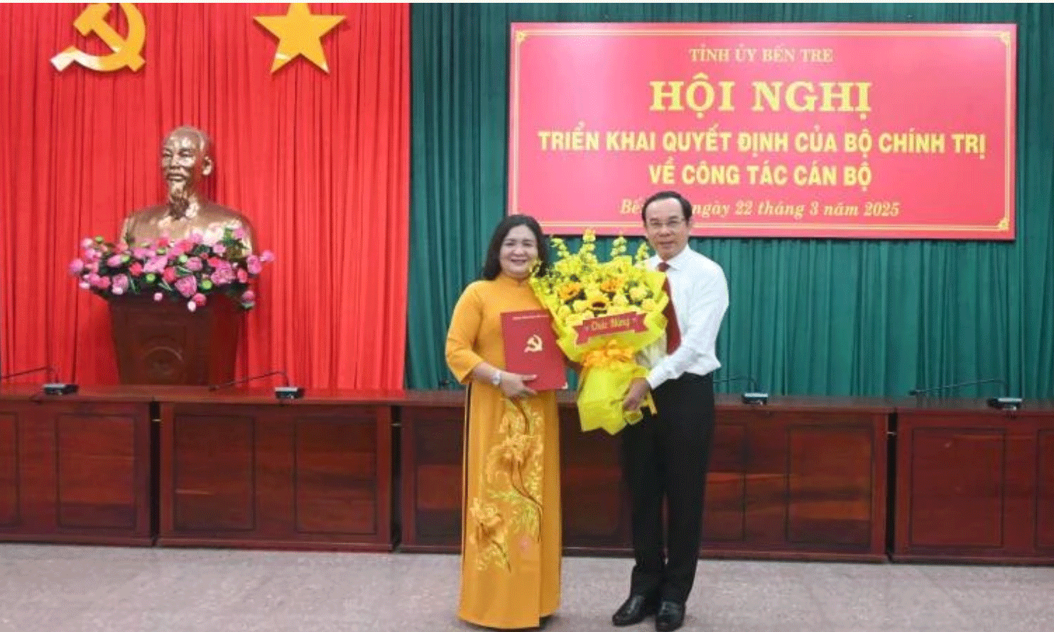 Đồng chí Nguyễn Văn Nên trao quyết định của Bộ Chính trị chuẩn y cho đồng chí Hồ Thị Hoàng Yến giữ chức Bí thư Tỉnh ủy Bến Tre. (Ảnh: HOÀNG TRUNG)