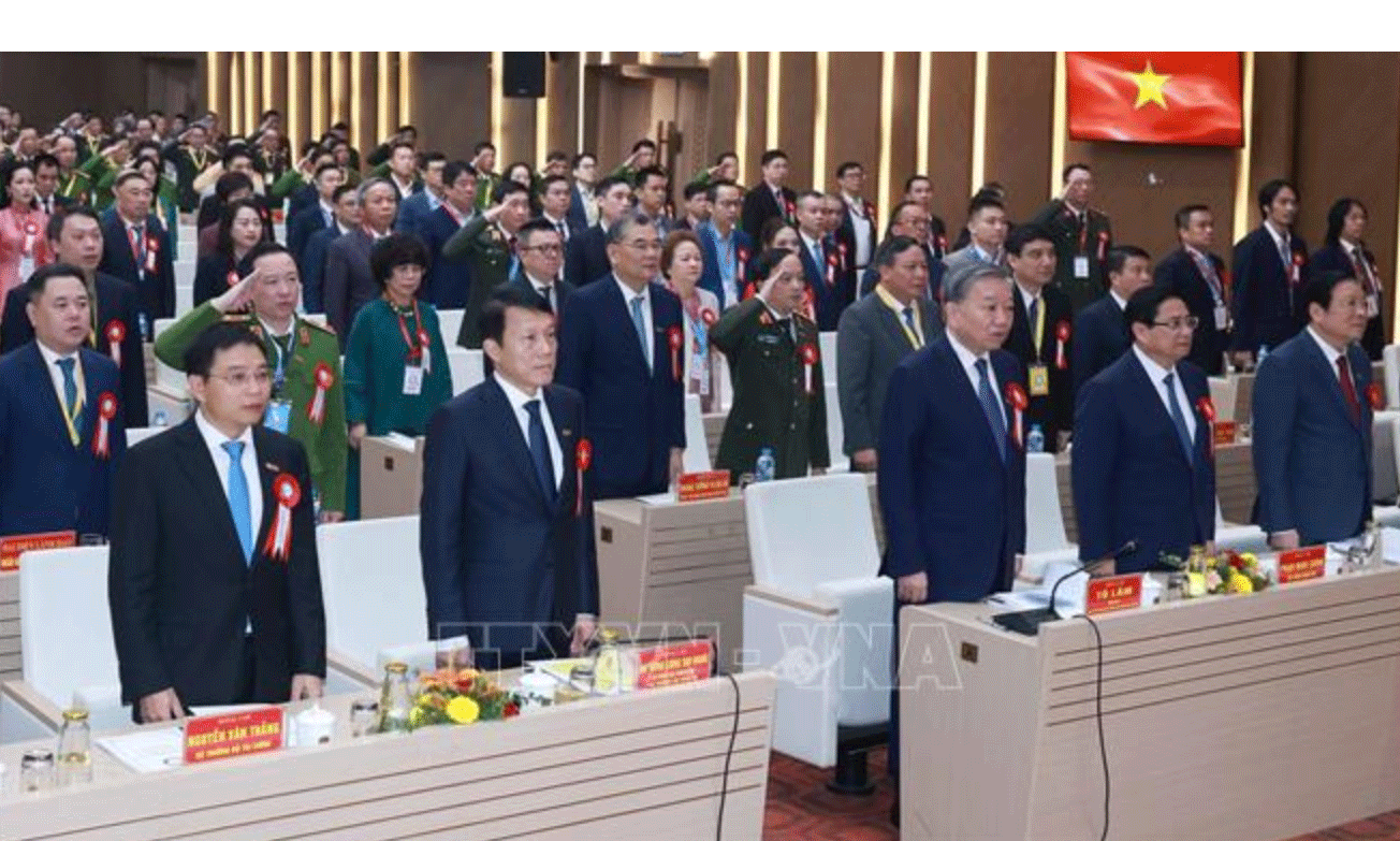 Tổng Bí thư Tô Lâm, Thủ tướng Phạm Minh Chính và các đại biểu thực hiện nghi thức chào cờ. Ảnh: Thống Nhất/TTXVN