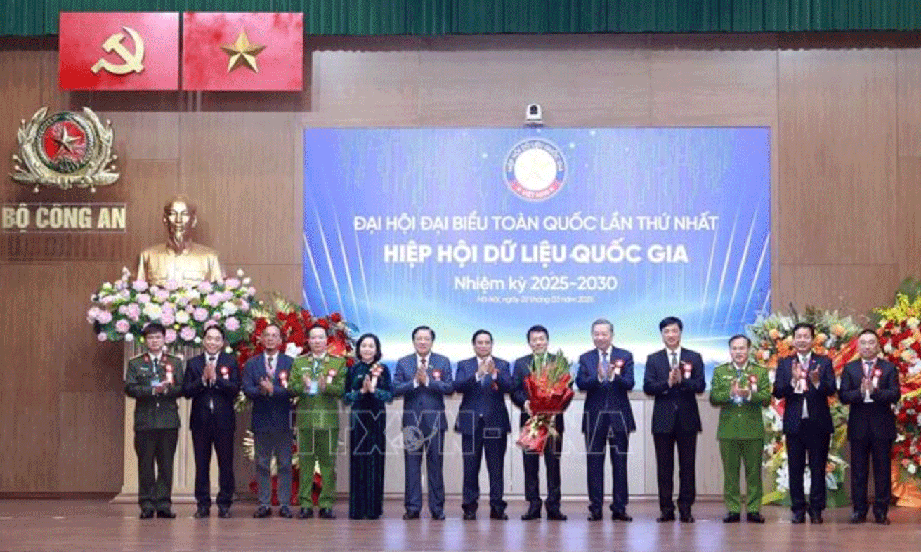 Tổng Bí thư Tô Lâm và Thủ tướng Phạm Minh Chính chúc mừng Ban Thường vụ Hiệp hội Dữ liệu quốc gia nhiệm kỳ 2025 - 2030. Ảnh: Thống Nhất/TTXVN