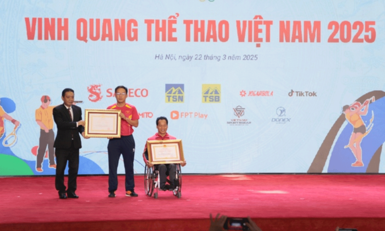 Thứ trưởng Bộ Văn hóa Thể thao và Du lịch Hoàng Đạo Cương trao tặng Huân chương Lao động hạng Ba của Chủ tịch nước cho vận động viên Lê Văn Công và huấn luyện viên Lê Quang Thái - Ảnh: VGP/ Văn Hiền