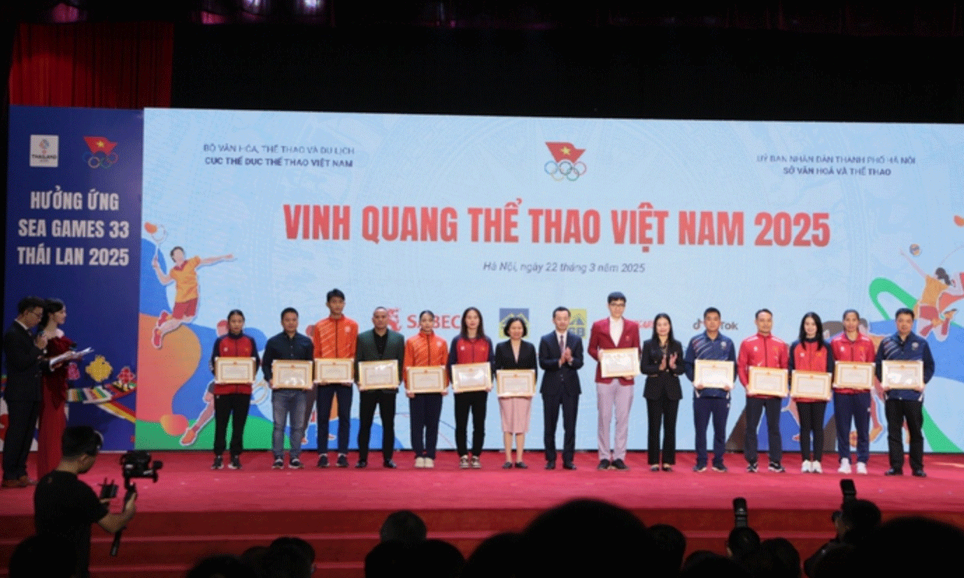 Giám đốc Sở Văn hoá thể thao Hà Nội Bạch Liên Hương trao bằng khen của UBND TP. Hà Nội cho 29 vận động viên, huấn luyện viên xuất sắc của đoàn thể thao Hà Nội - Ảnh: VGP/ Văn Hiền