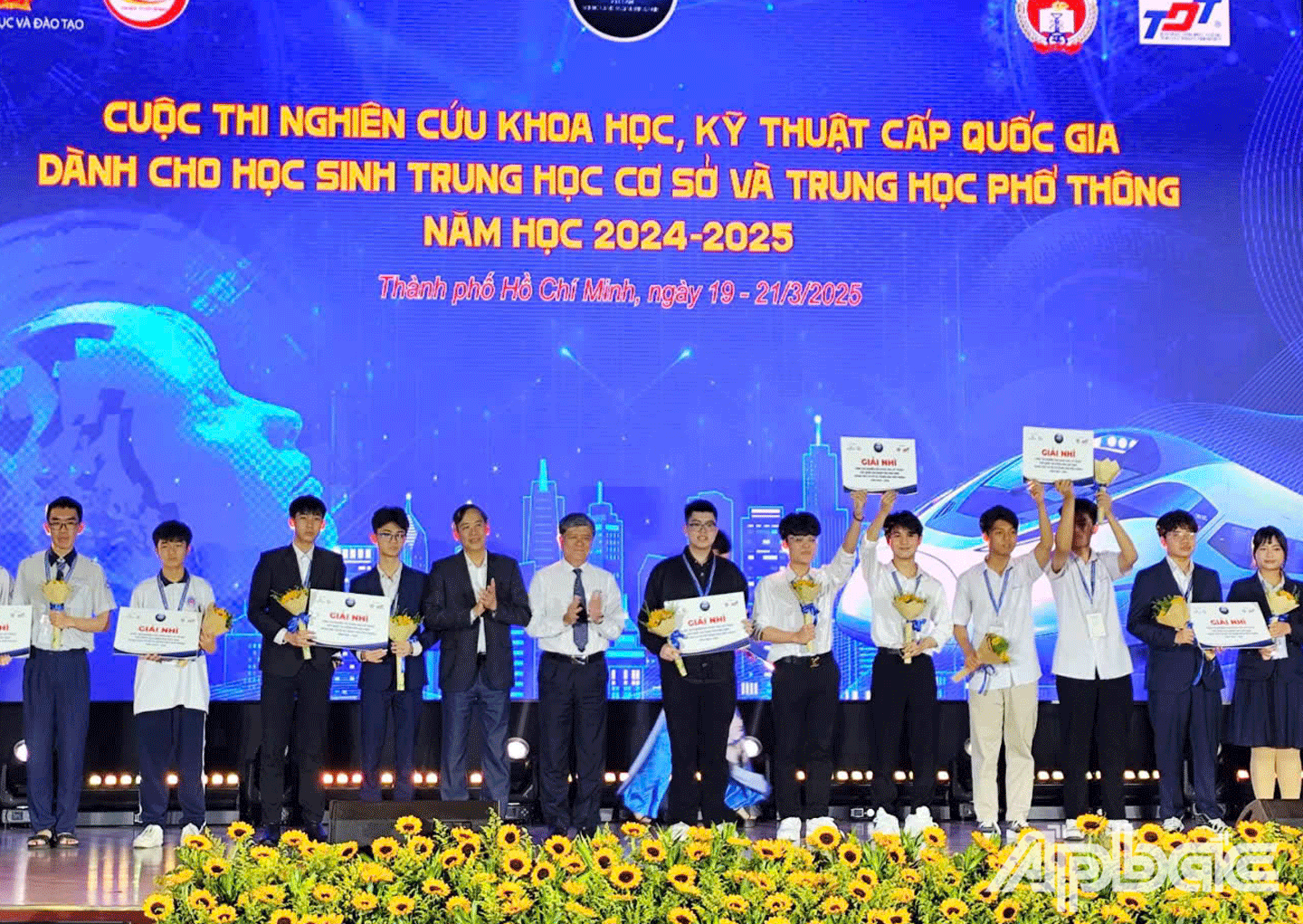 Em Nguyễn Mai Thành Đạt (thứ hai từ trái sang) học sinh lớp 11, Trường THPT Nguyễn Đình Chiểu lãnh giải Nhì tại cuộc thi. 
