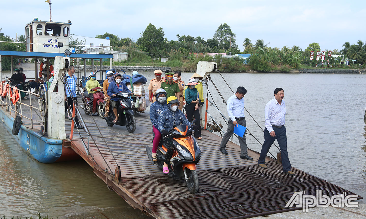 Lưc lượng chức năng kiểm tra tại bến phà kênh Chợ Gạo.