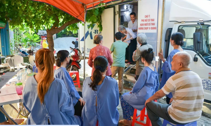 Người dân quận Gò Vấp - TP. Hồ Chí Minh xếp hàng tham gia sàng lọc lao tại cộng đồng.