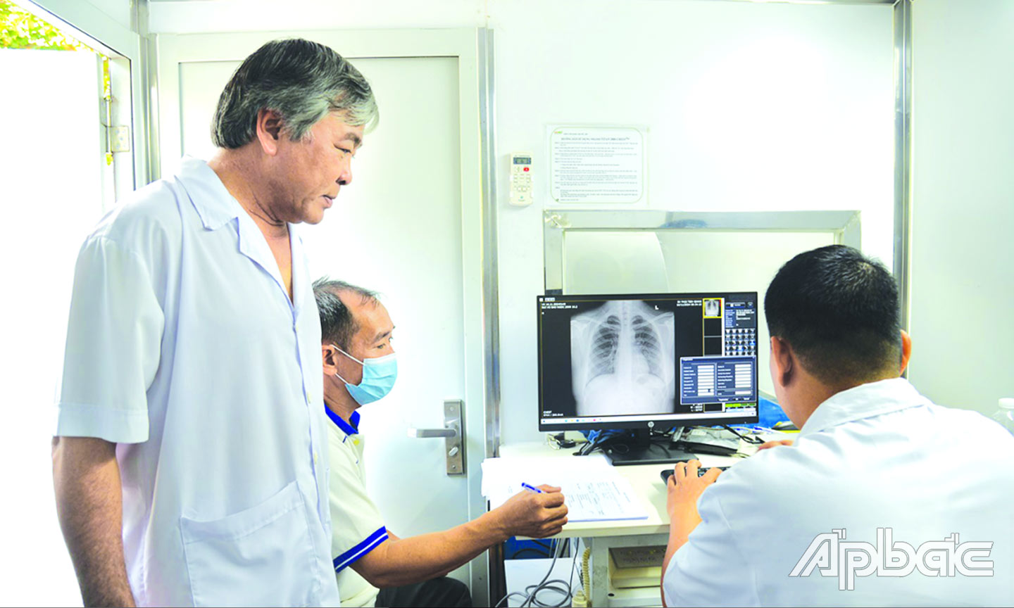 Bệnh viện Lao và Bệnh phổi thực hiện chụp Xquang phổi cho người được tầm soát bệnh lao.