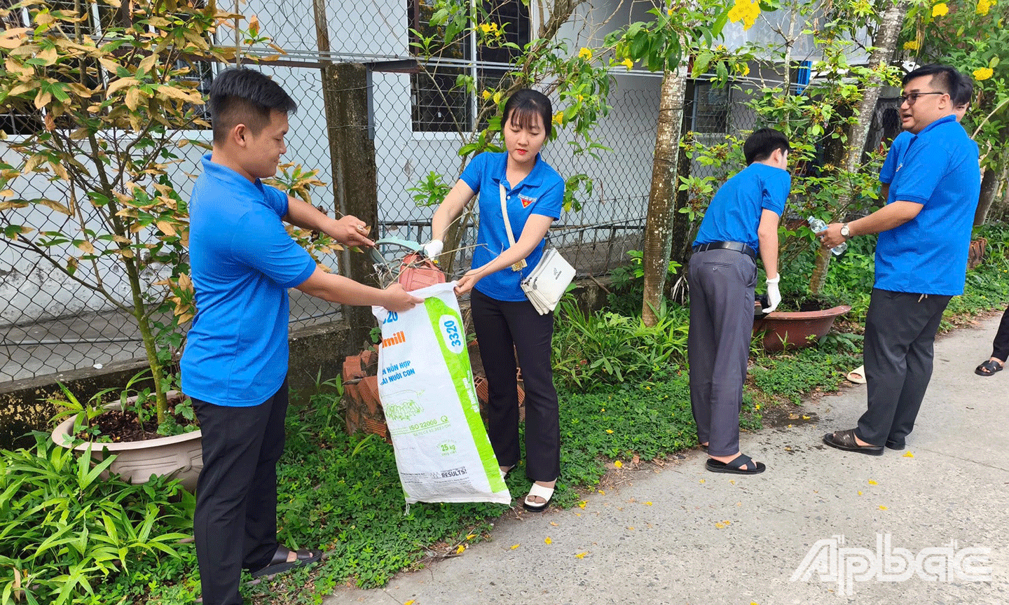 Đoàn viên, thanh niên huyện Cái Bè thu gom rác thải nhựa, tổng vệ sinh môi trường