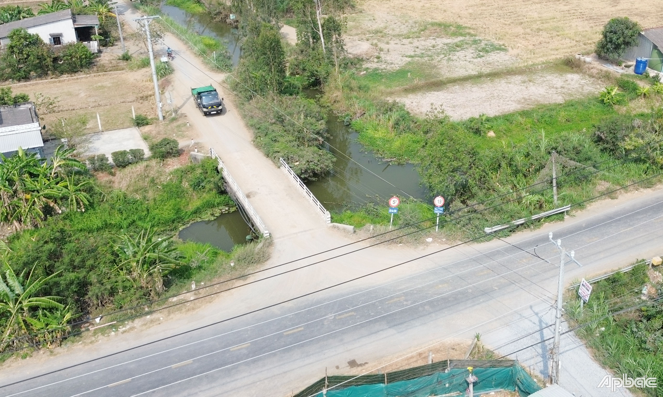 Một tải sau khi lấy đất xong di chuyển trên tuyến đường giao thông có tải trọng cho phép chỉ 1,5 tấn.