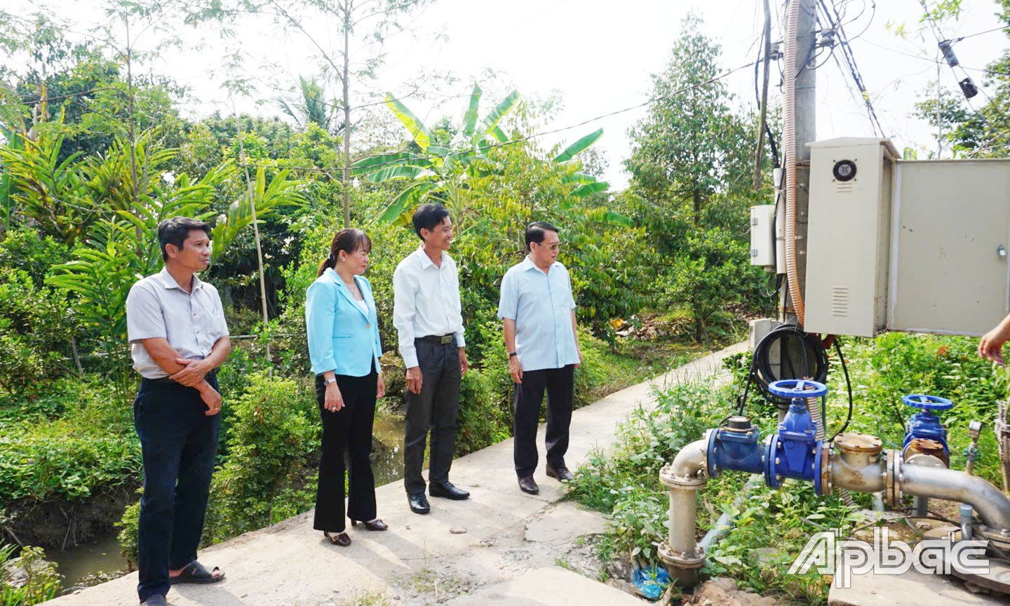 Phó Chủ tịch UBND tỉnh Phạm Văn Trọng kiểm tra công tác phòng, chống hạn, mặn bảo vệ sản xuất tại xã Ngũ Hiệp, huyện Cai Lậy.