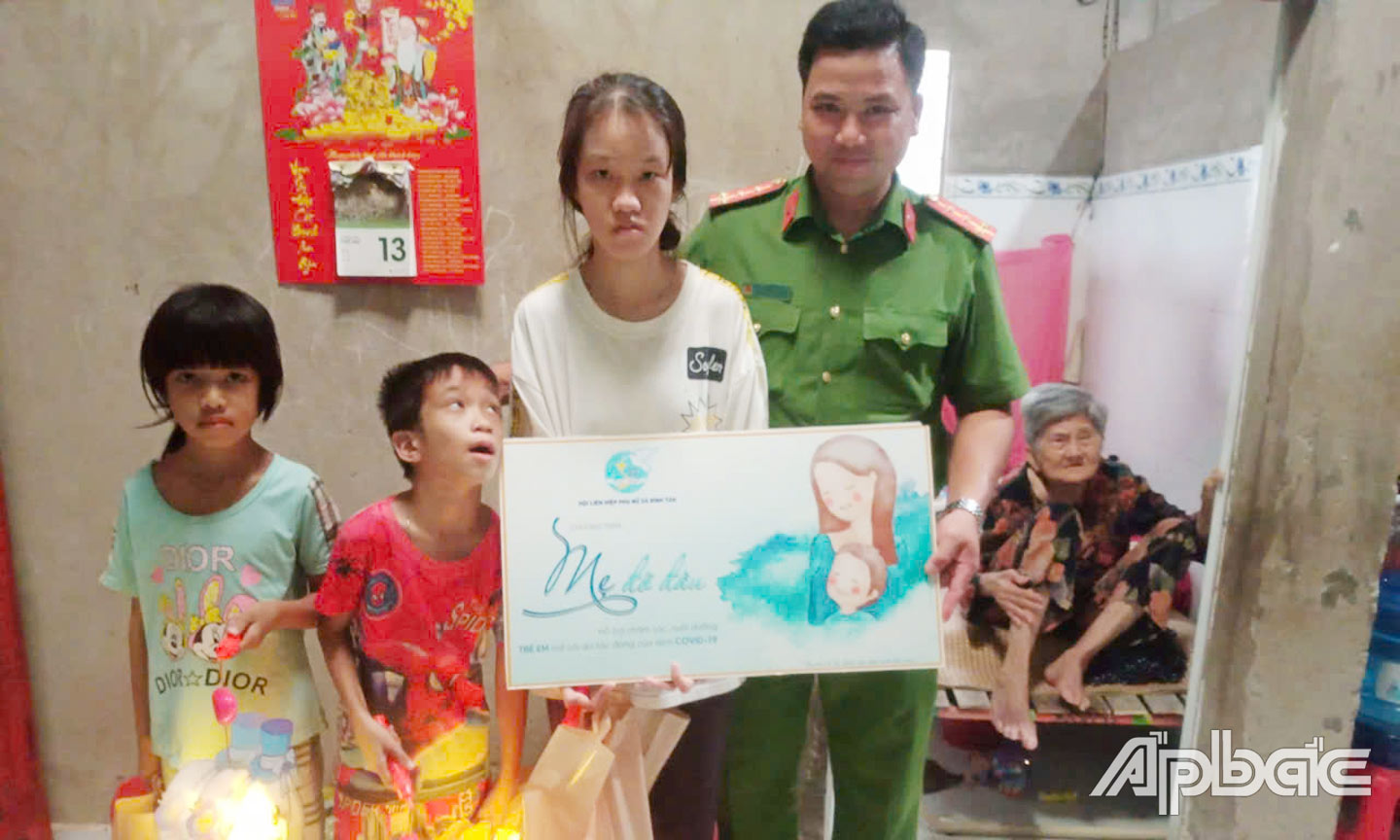 Đại úy Nguyễn Thành Sang, Trưởng Công an xã Bình Tân, đến thăm, tặng quà cho chị em Hân, Nam và Trinh. 