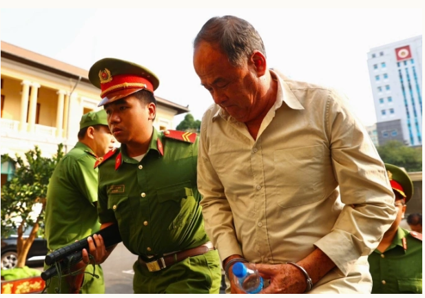 Cựu chủ tịch UBND tỉnh An Giang Nguyễn Thanh Bình được đưa đến tòa sáng 24/3. Ảnh: Quỳnh Trần