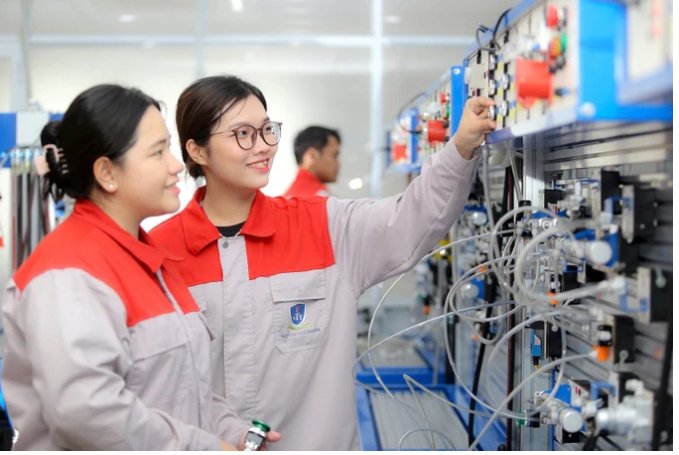 Sinh viên ngành Tự động hóa, Trường ĐH Nguyễn Tất Thành trong giờ thực hành