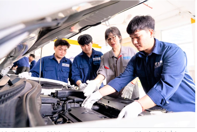 Sinh viên ngành Công nghệ ô tô Trường ĐH Công nghệ TPHCM trong giờ học thực hành. Ảnh: THANH HÙNG