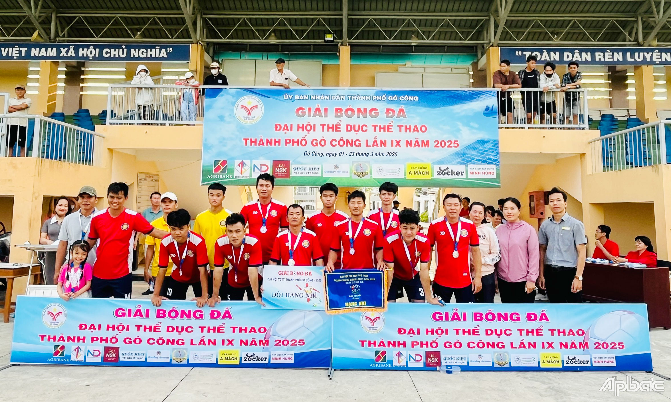 Ban tổ chức trao giải cho đội bóng giành hạng Nhì.