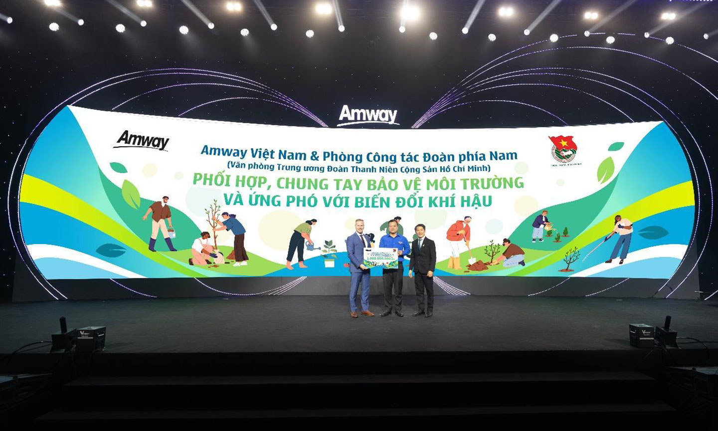 Ông Nguyễn Hải Nam, Ủy viên Ban chấp hành, Phó chánh Văn phòng, Trưởng phòng công tác phía Nam cùng Ông Huỳnh Thiên Triều - Tổng Giám đốc Amway Việt Nam, Ông Luke Nieuwenhuis - Giám đốc Kinh doanh Tập đoàn kiêm Chủ tịch Khu vực Đông Nam Á và Ấn Độ trao tặng 1 tỷ đồng cho hoạt đồng phát triển bền vững.