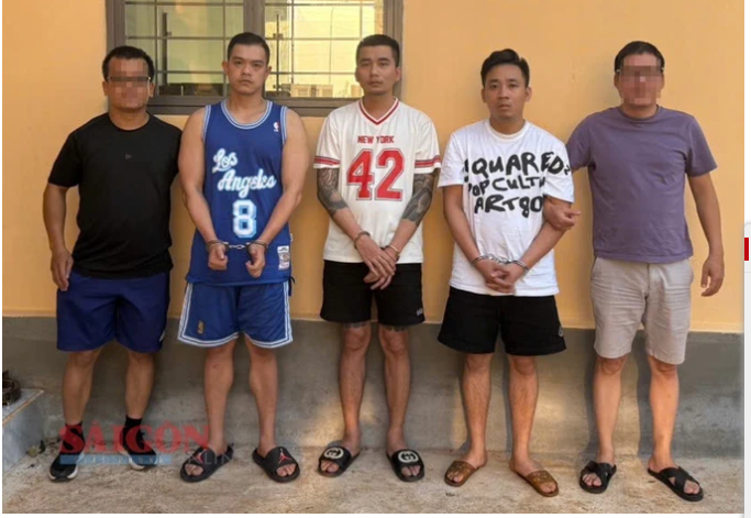 Ba đối tượng gây ra vụ cướp (giữa).