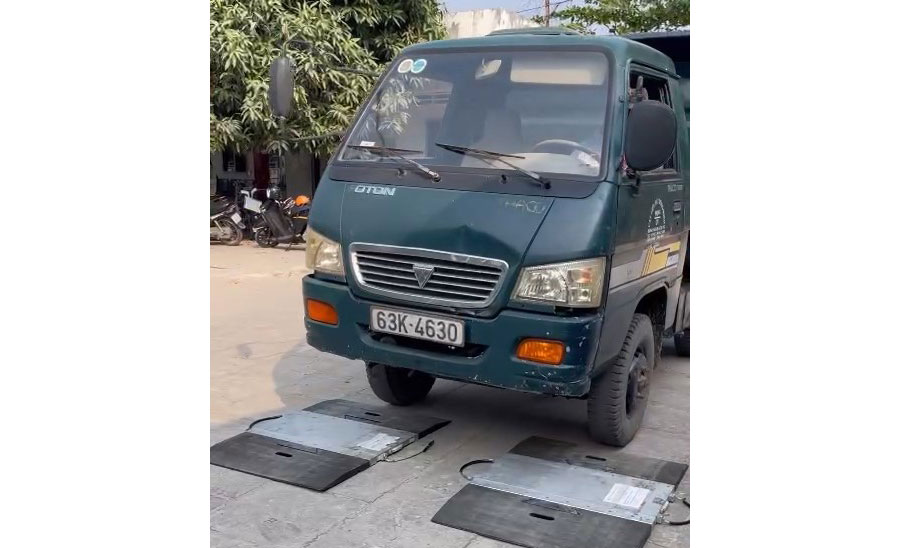 Xe chở đất vượt quá tải trọng cho phép bị xử lý.