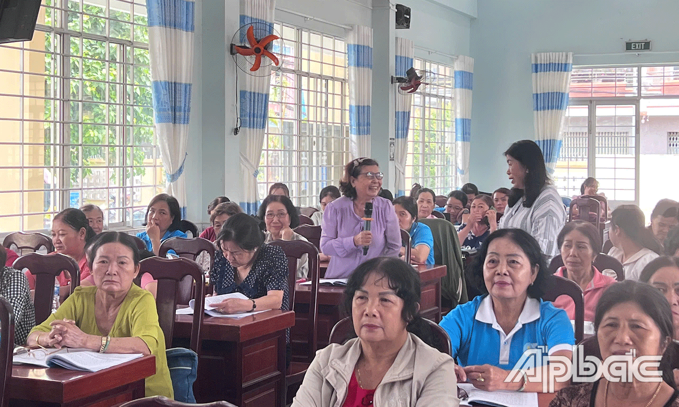 Đại biểu trao đổi, chia sẻ.