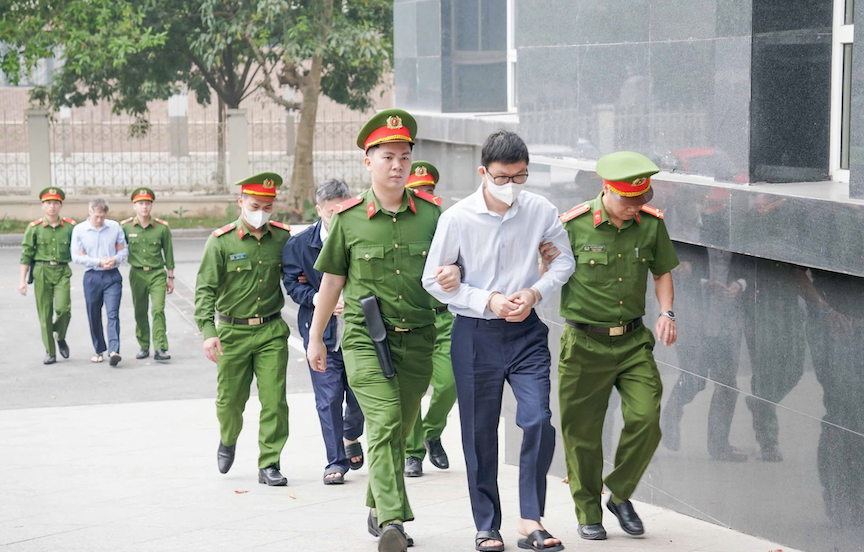 Các bị cáo được đưa đến tòa. Ảnh: CTV